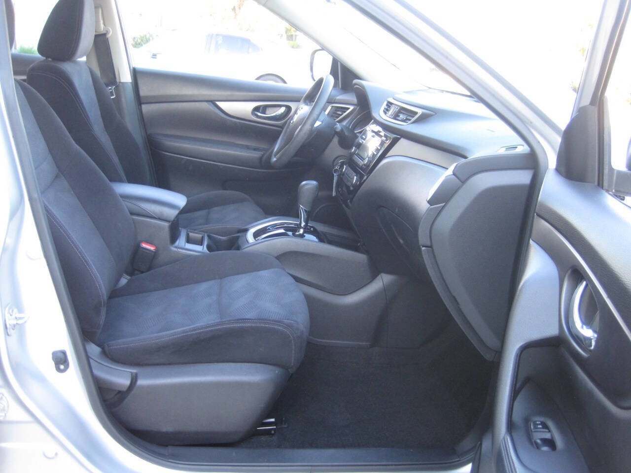 Used 2016 Nissan Rogue S image 24