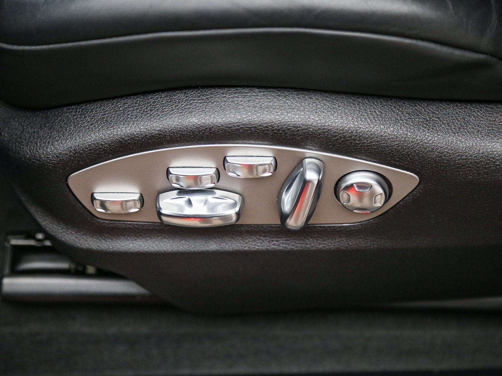 Certified 2026 Porsche Macan AWD/4WD image 25