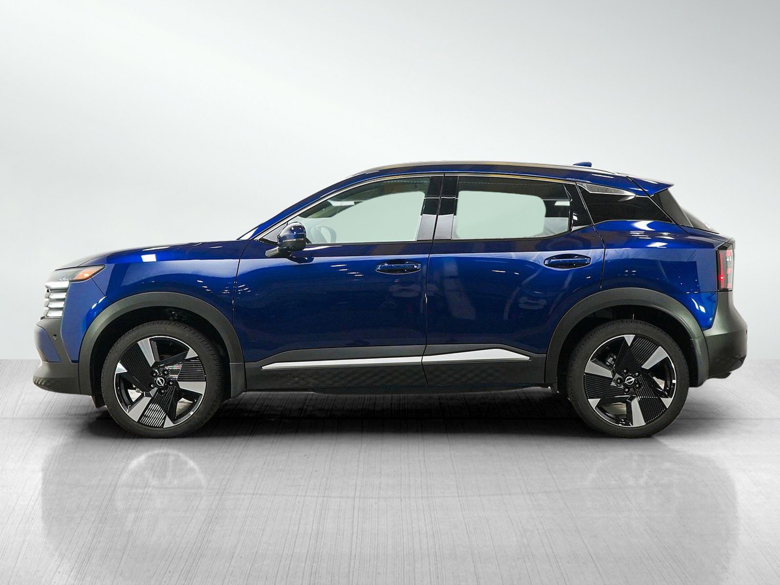 Used 2025 Nissan Kicks SR AWD/4WD image 2