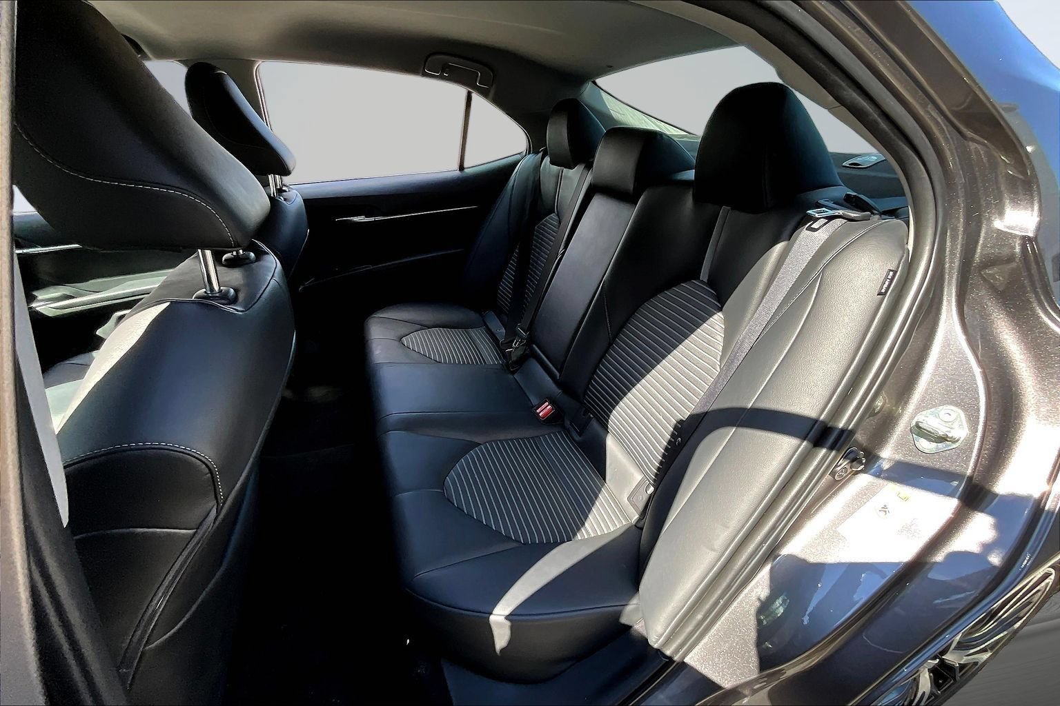 Used 2018 Toyota Camry SE FWD image 19