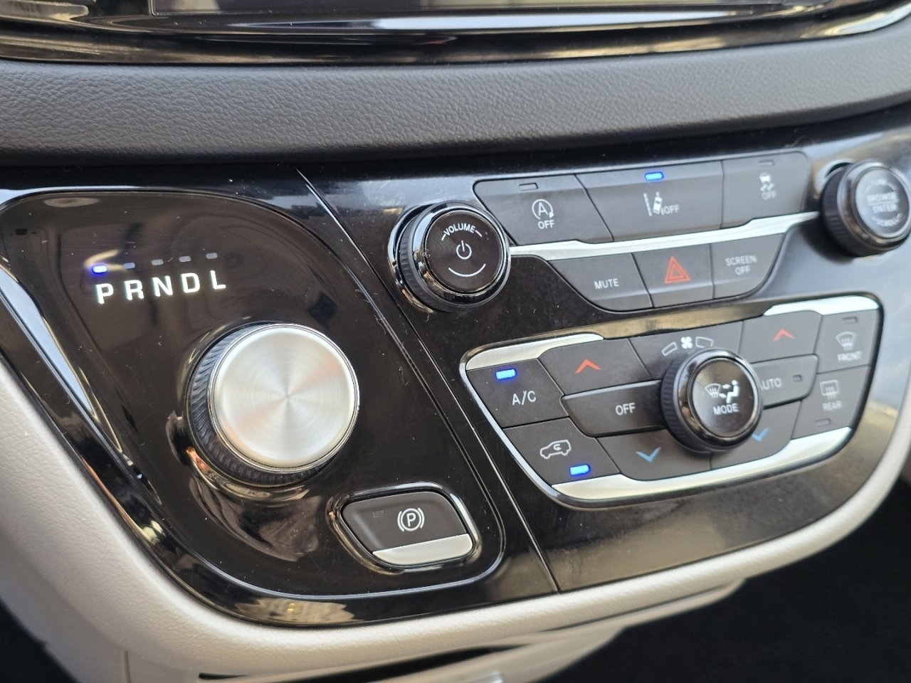 Used 2022 Chrysler Pacifica Touring-L image 28