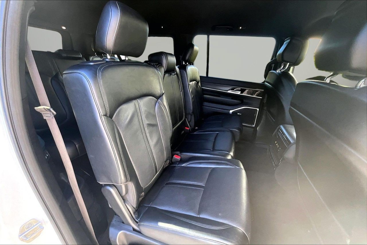 Certified 2024 Jeep Wagoneer L Series II w/ Flexible Seating Group AWD/4WD image 23