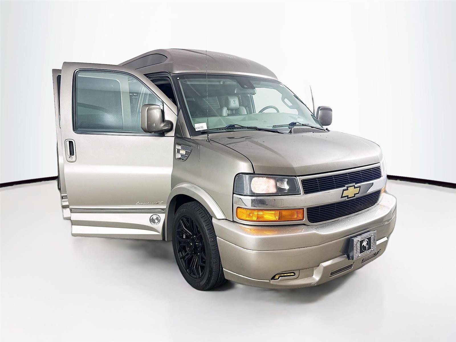 Used 2021 Chevrolet Express 2500 RWD image 21