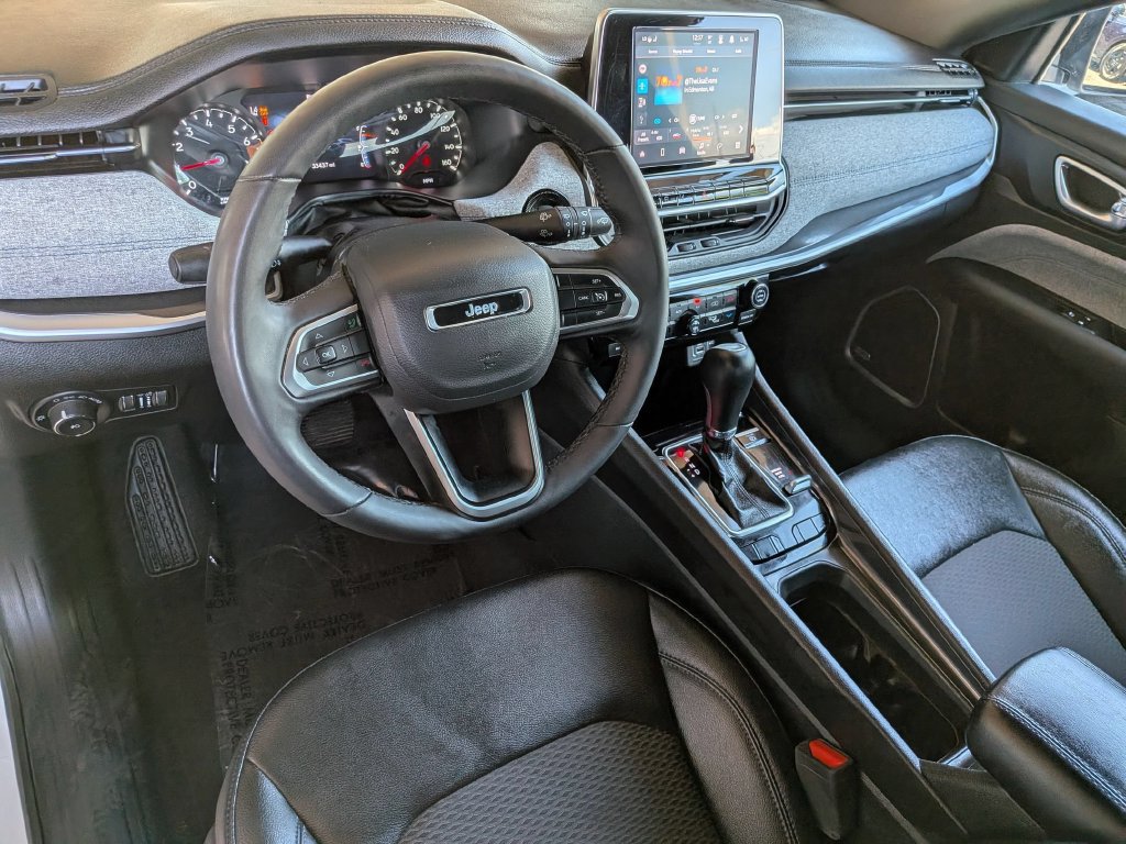 Used 2025 Jeep Compass Latitude w/ Sun & Sound Group AWD/4WD image 16