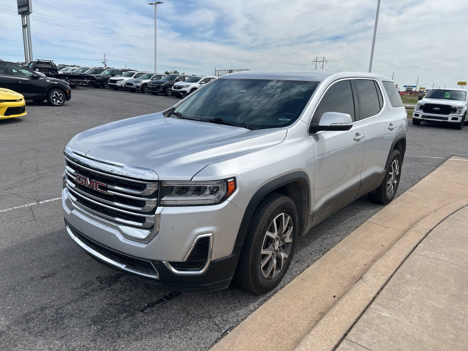 Used 2020 GMC Acadia SLE image 1