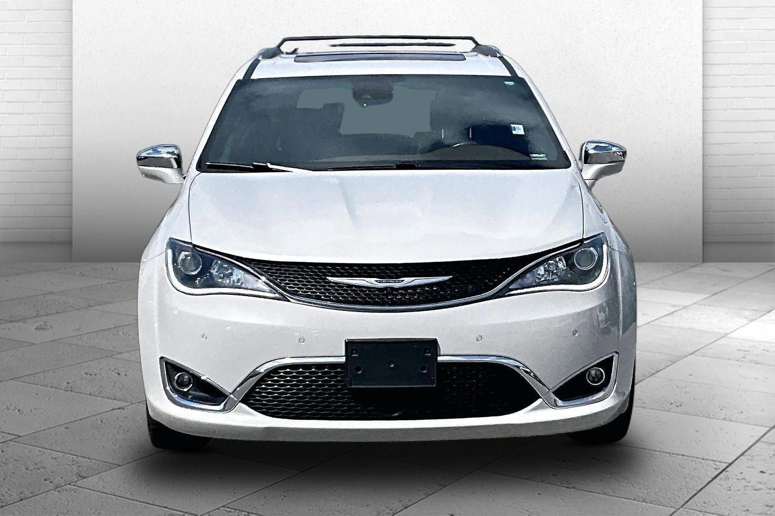 Used 2020 Chrysler Pacifica Limited w/ Tire & Wheel Group FWD image 2