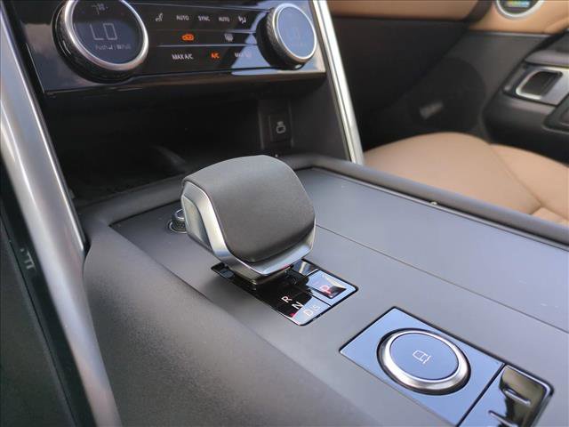 Used 2025 Land Rover Discovery Metropolitan Edition image 12