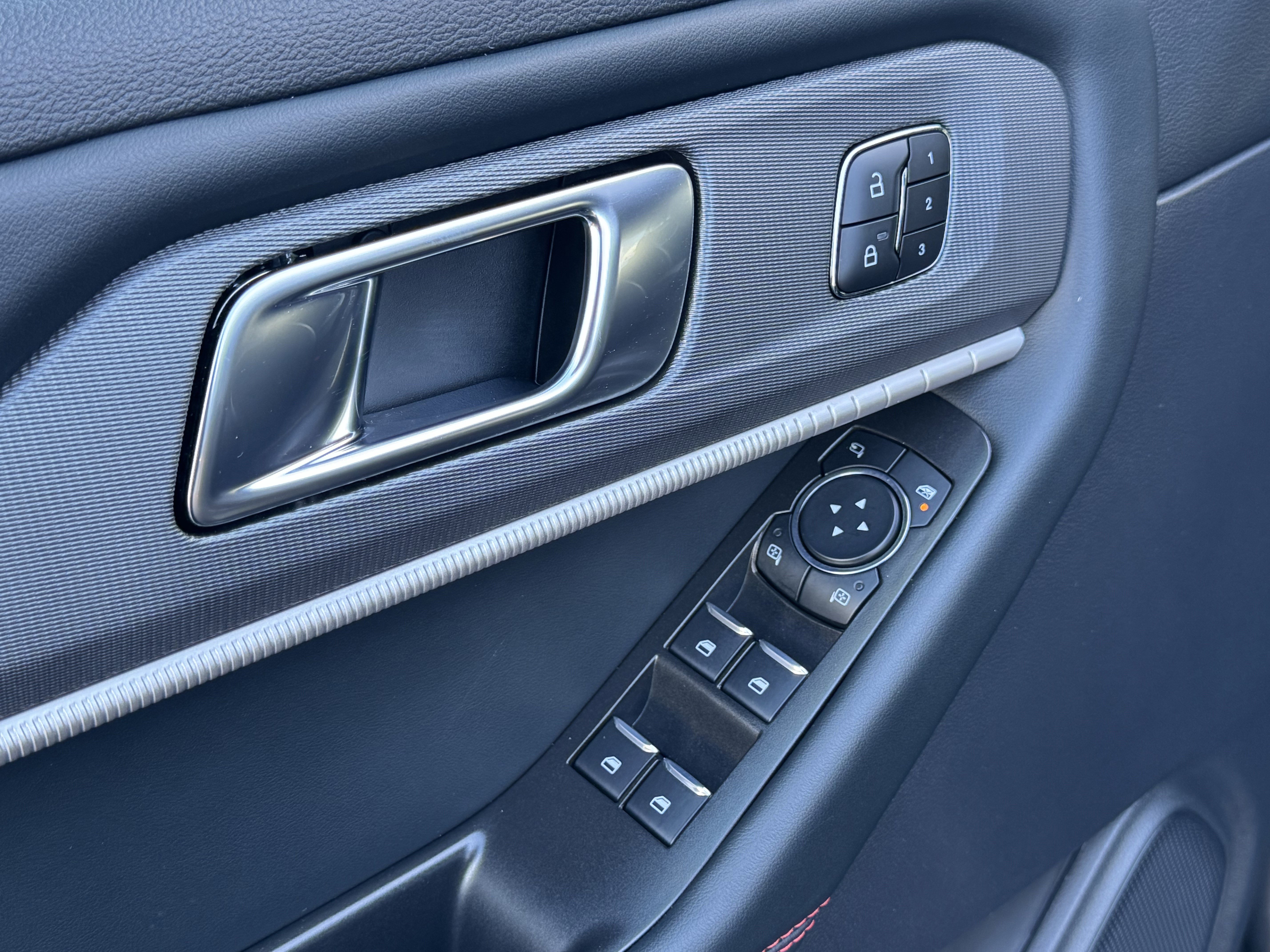 Used 2025 Ford Explorer ST image 14