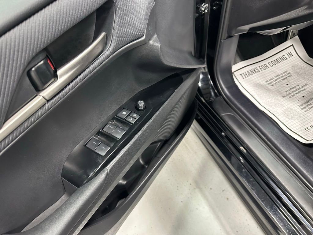 Used 2025 Toyota Camry SE image 9