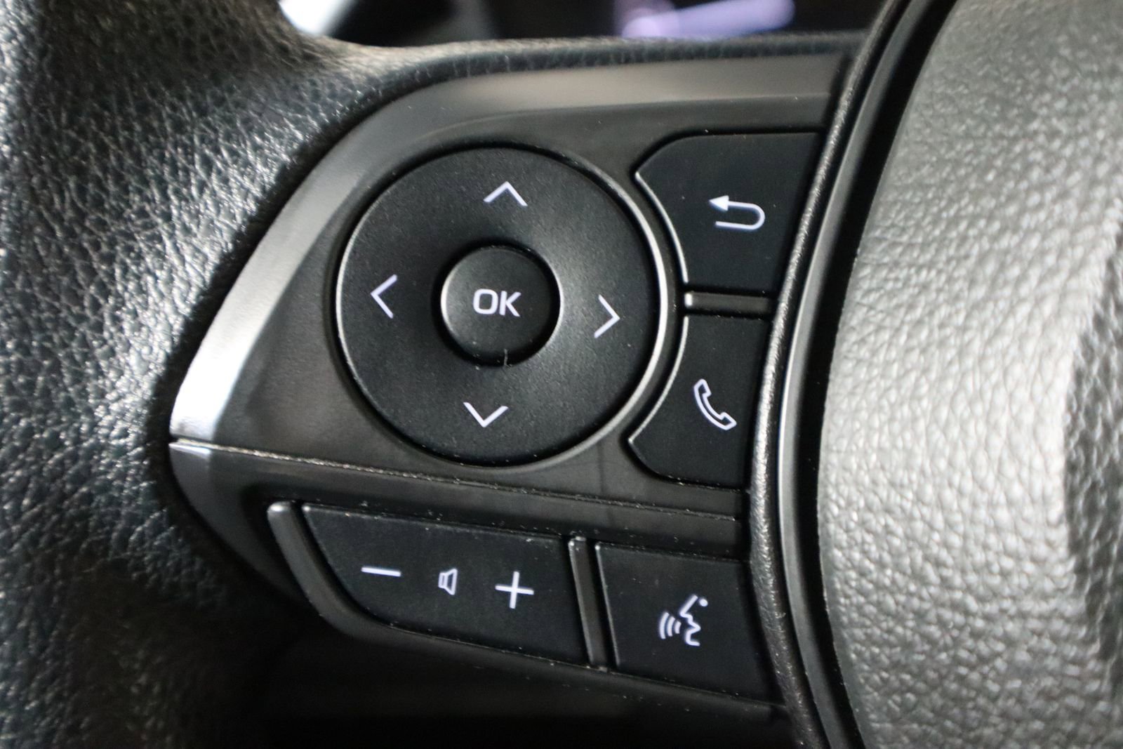 Used 2025 Toyota Corolla LE image 28