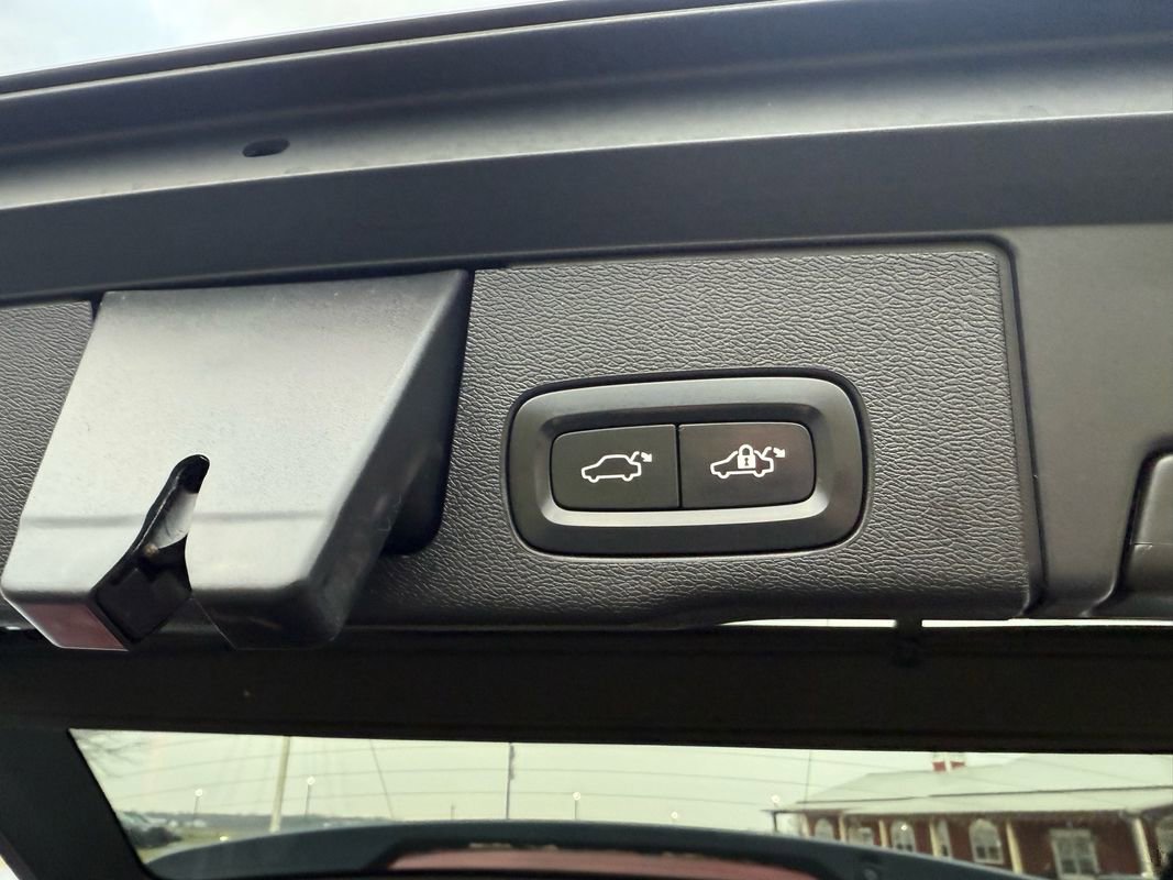 Used 2018 Volvo XC60 T5 Momentum w/ Vision Package image 13