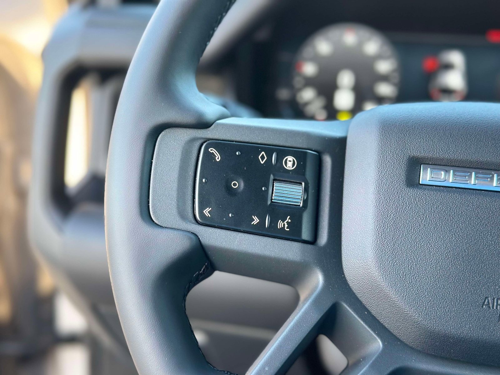 New 2026 Land Rover Defender 110 X-Dynamic SE AWD/4WD image 22