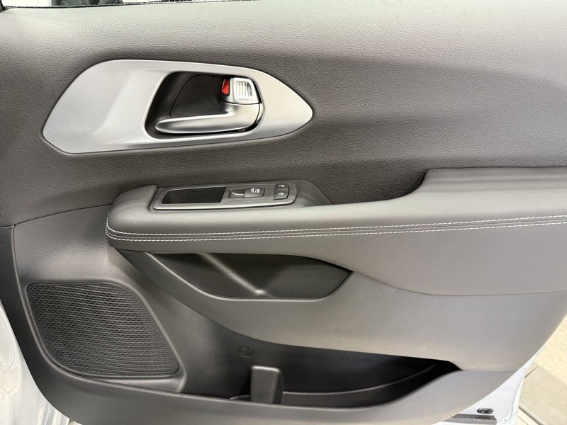 New 2026 Chrysler Pacifica Limited image 18