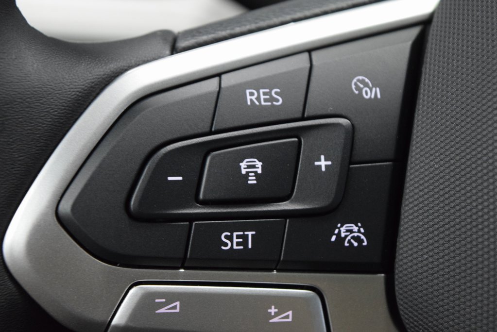 New 2025 Volkswagen Taos SEL image 15