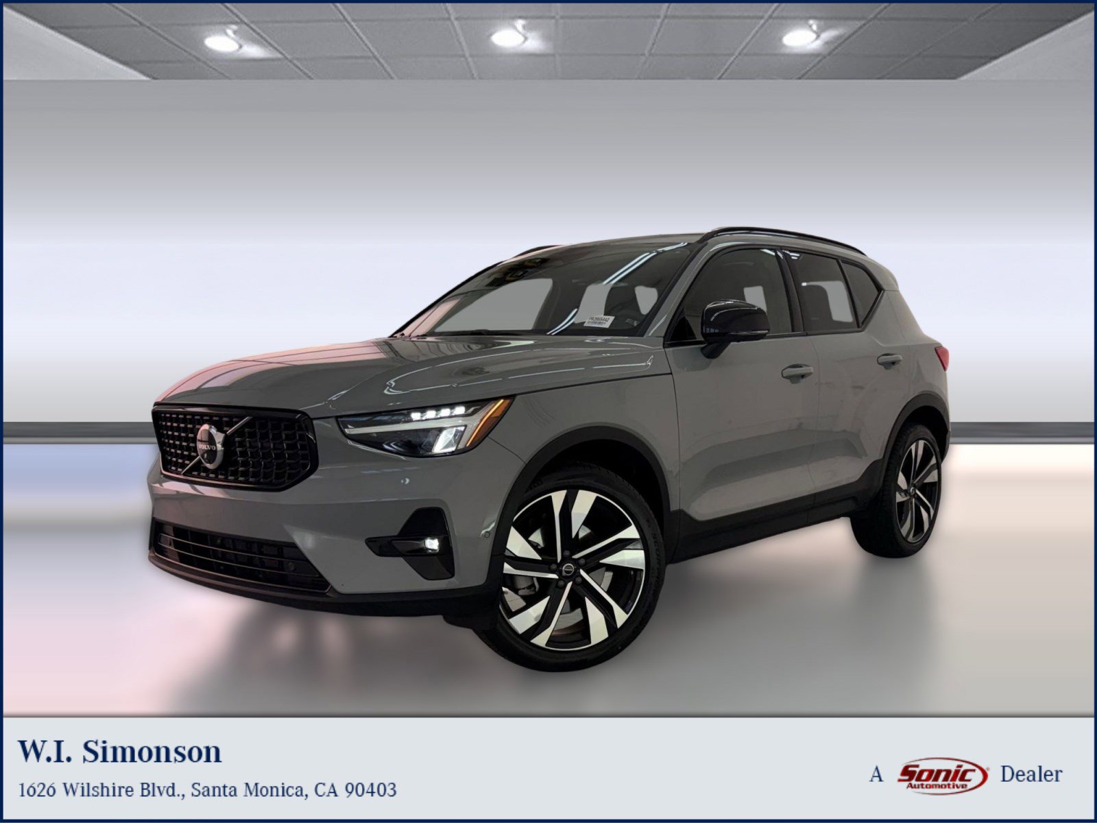 Used 2024 Volvo XC40 B5 Plus image 1