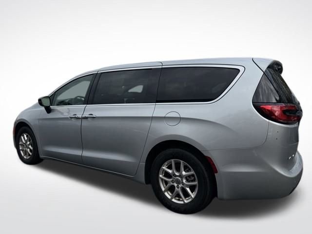 Certified 2024 Chrysler Pacifica Touring-L image 7