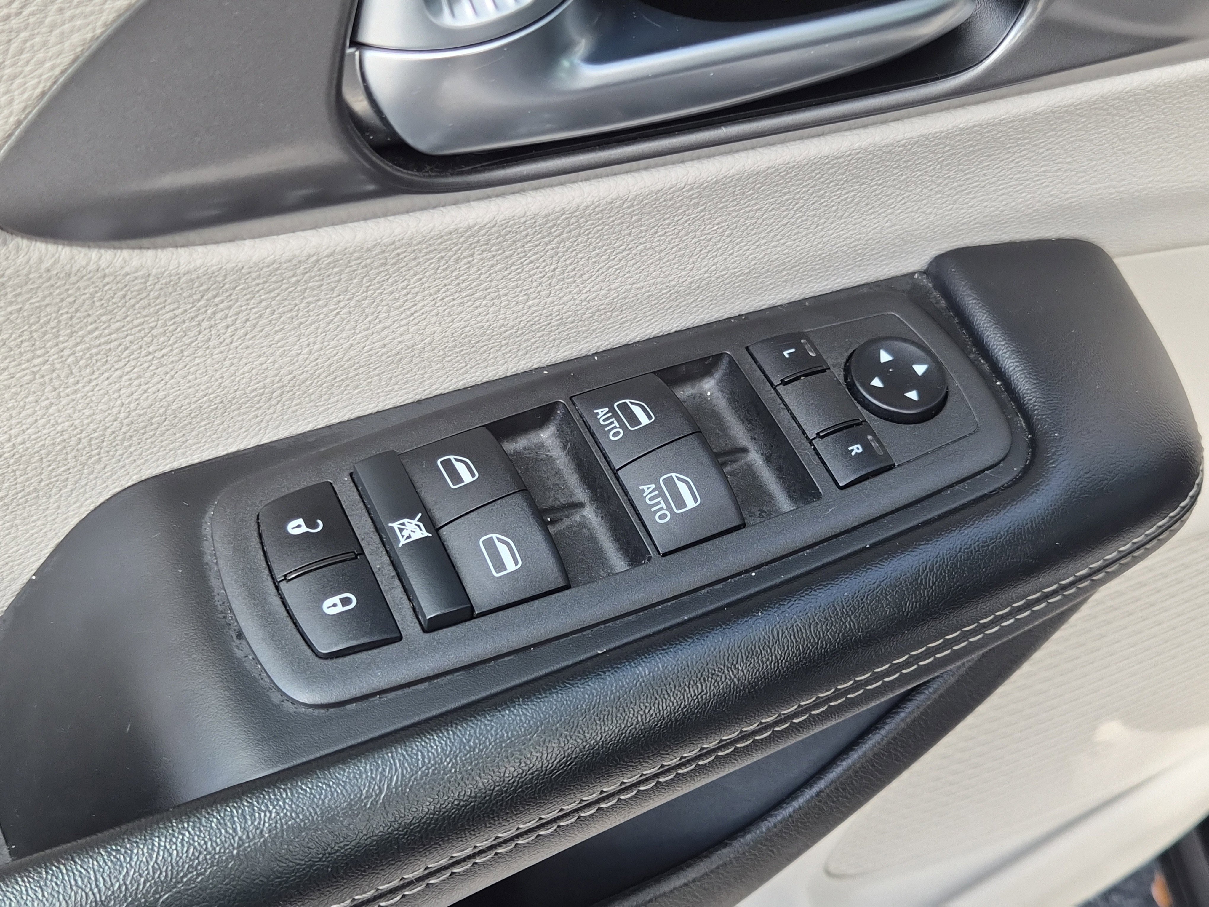 Used 2022 Chrysler Pacifica Touring-L image 14