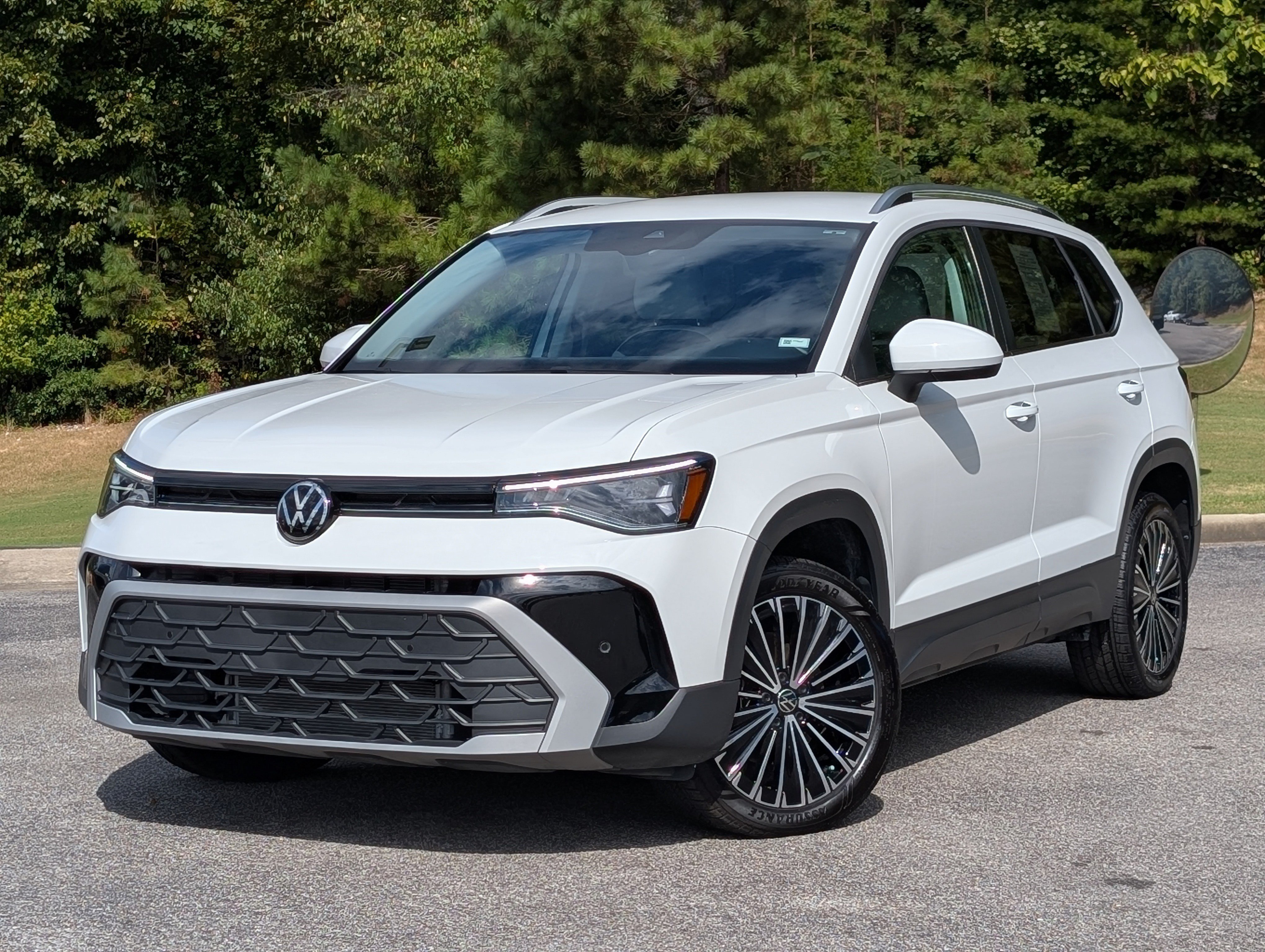 Used 2025 Volkswagen Taos SE FWD image 4