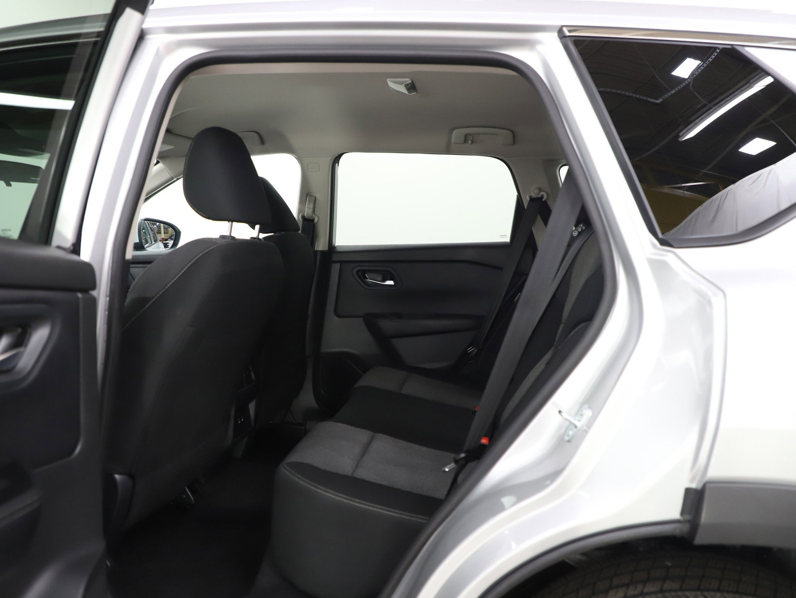 Used 2025 Nissan Rogue SV image 18