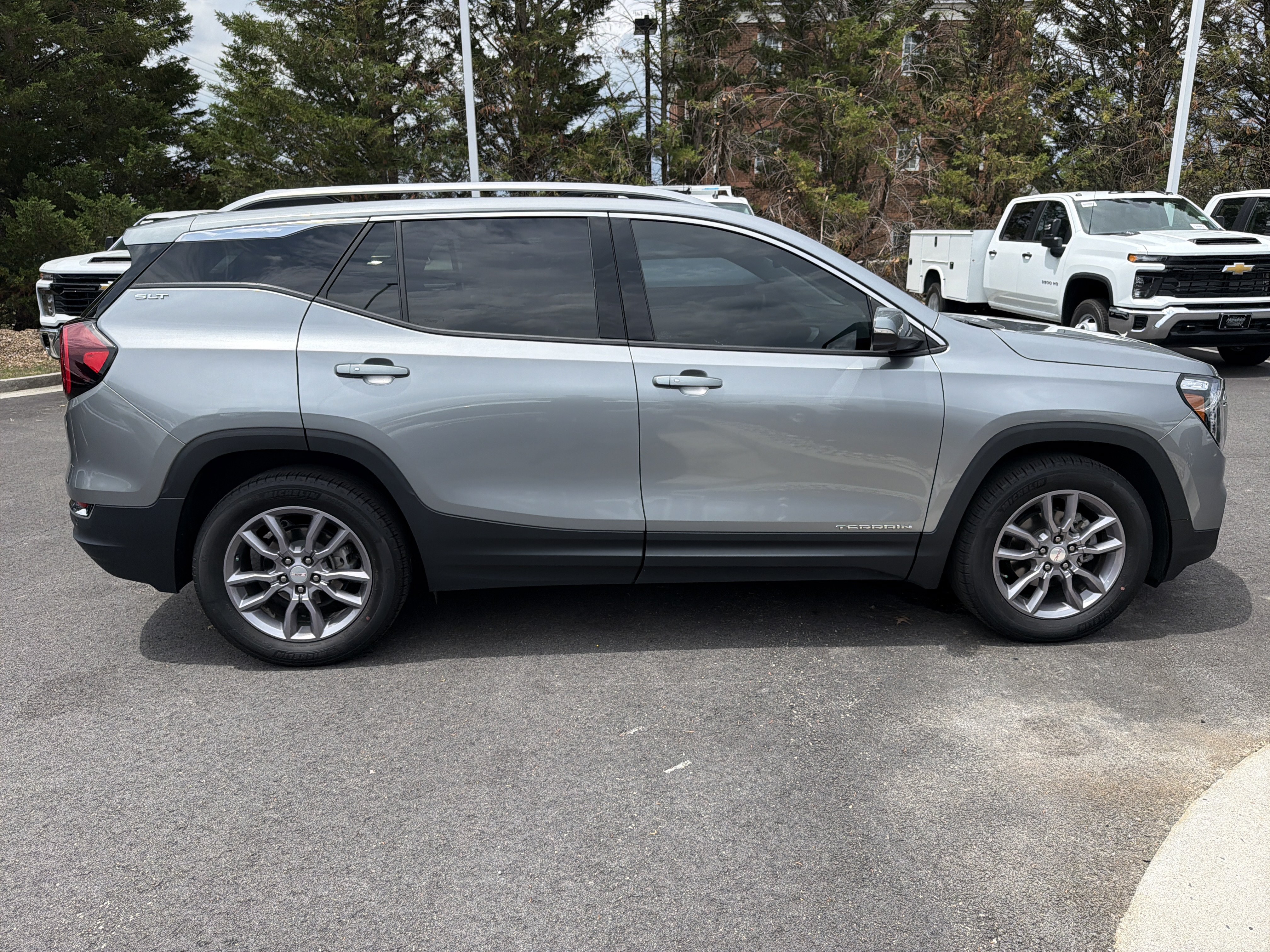 Used 2023 GMC Terrain SLT w/ Tech Package FWD image 11