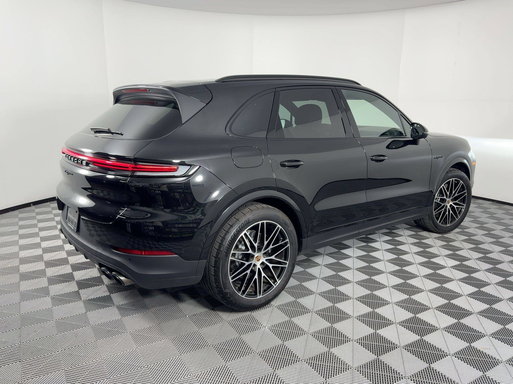 Certified 2025 Porsche Cayenne E-Hybrid AWD/4WD image 9