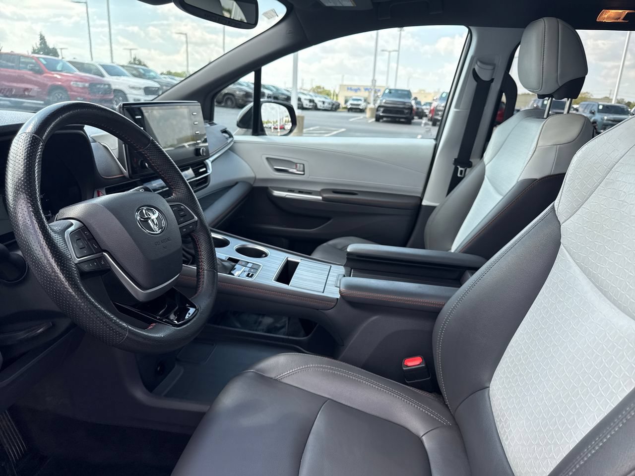 Used 2022 Toyota Sienna XSE FWD image 12