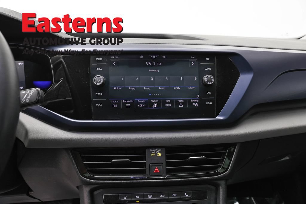 Used 2022 Volkswagen Taos SE w/ Panoramic Sunroof Package FWD image 12