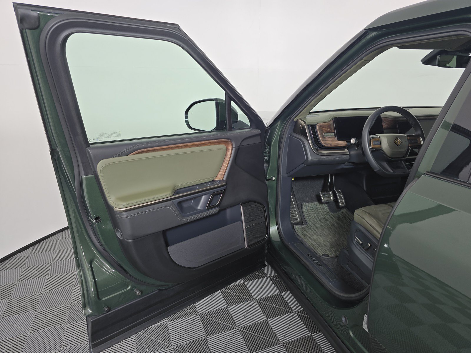 Used 2022 Rivian R1T Adventure AWD/4WD image 16