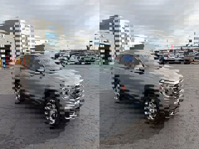 Used 2024 GMC Terrain SLE image 2