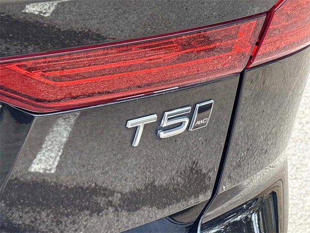 Used 2021 Volvo XC60 T5 Momentum w/ Premium Package image 12