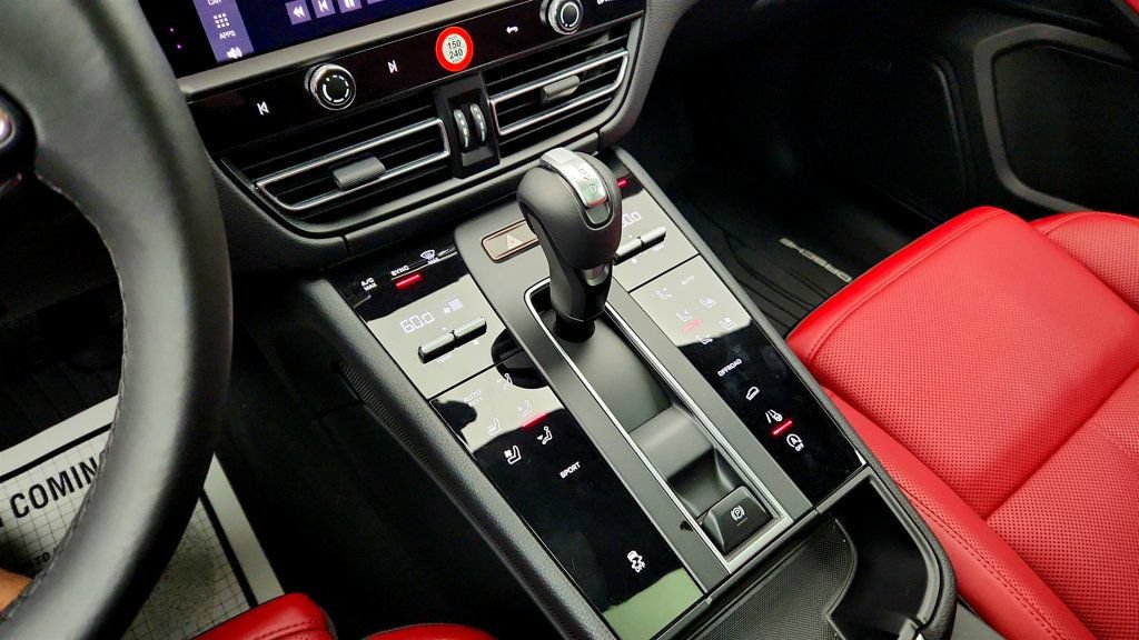 Used 2025 Porsche Macan AWD/4WD image 17