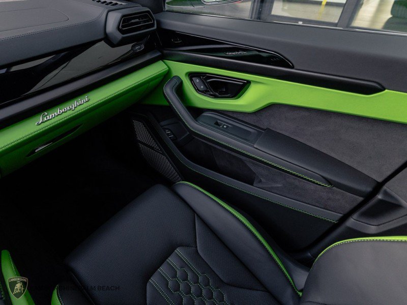 Used 2025 Lamborghini Urus SE AWD/4WD image 10