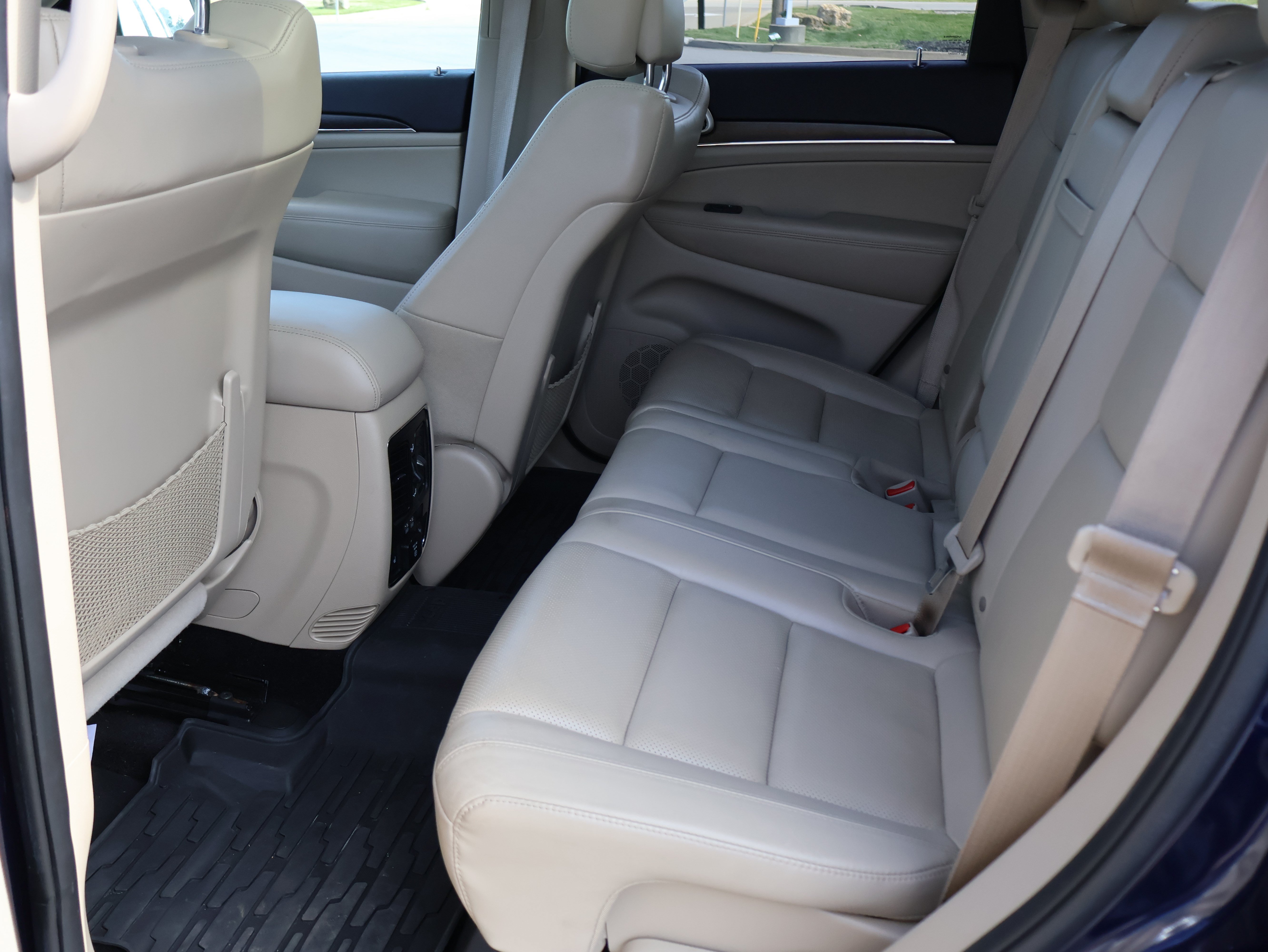 Used 2017 Jeep Grand Cherokee Limited w/ Luxury Group II AWD/4WD image 18