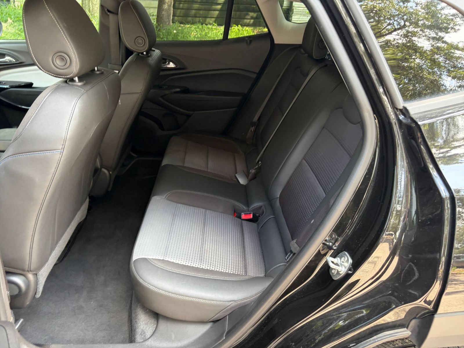 Used 2025 Chevrolet Trax LT FWD image 36