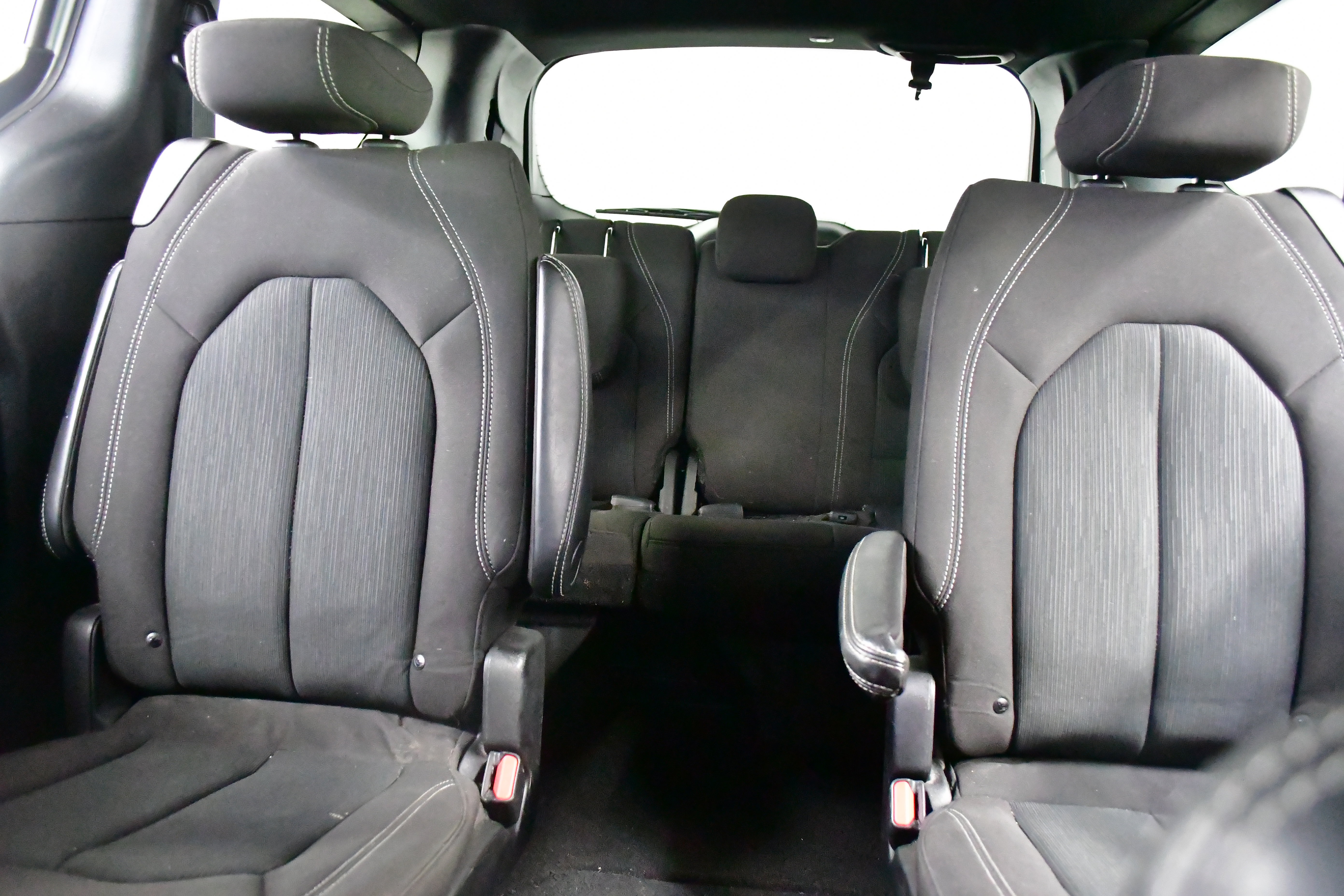 Used 2023 Chrysler Pacifica Touring FWD image 12
