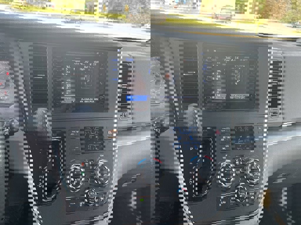 Used 2017 Toyota Sienna LE FWD image 17