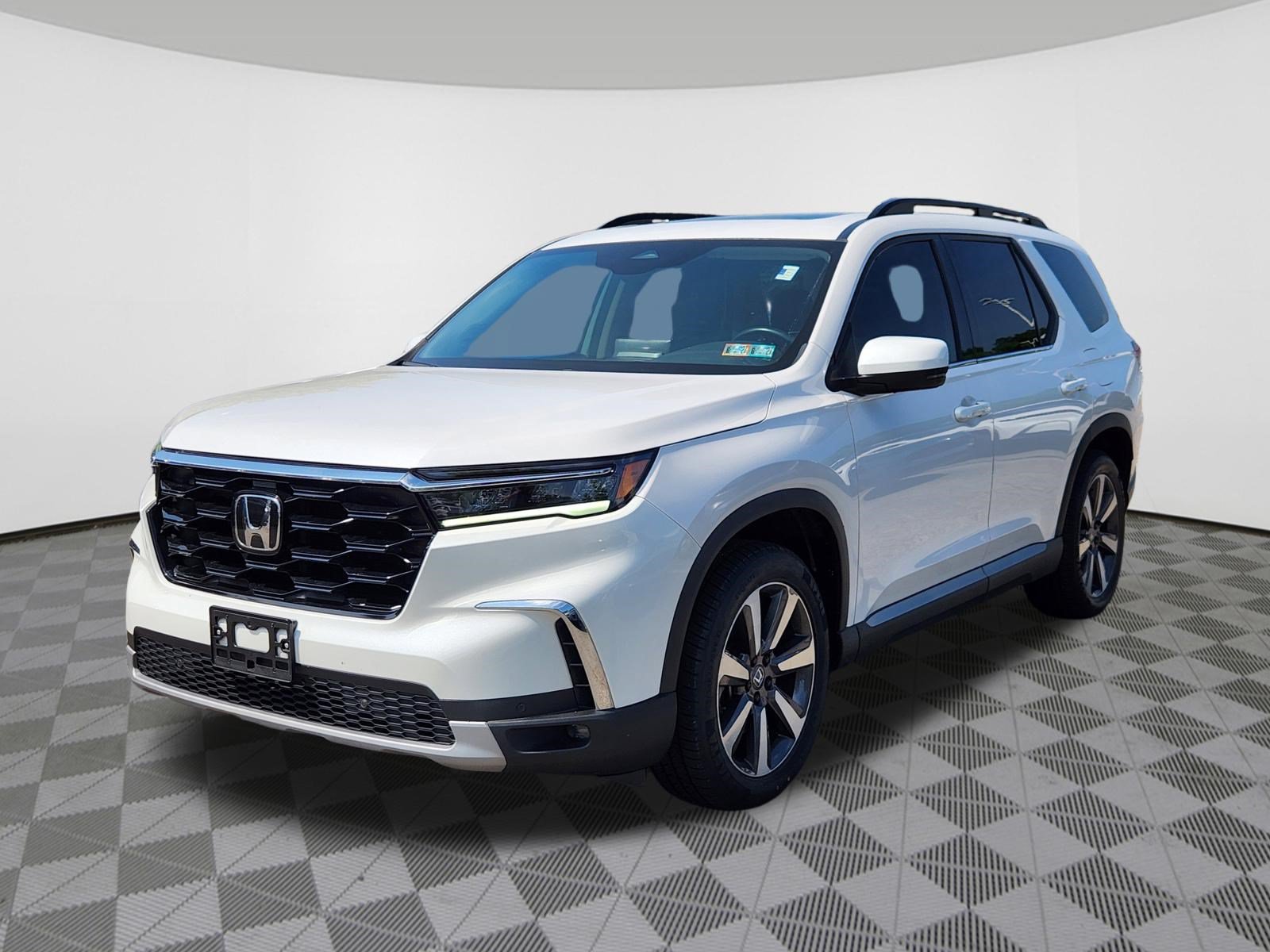 Certified 2024 Honda Pilot Touring image 2