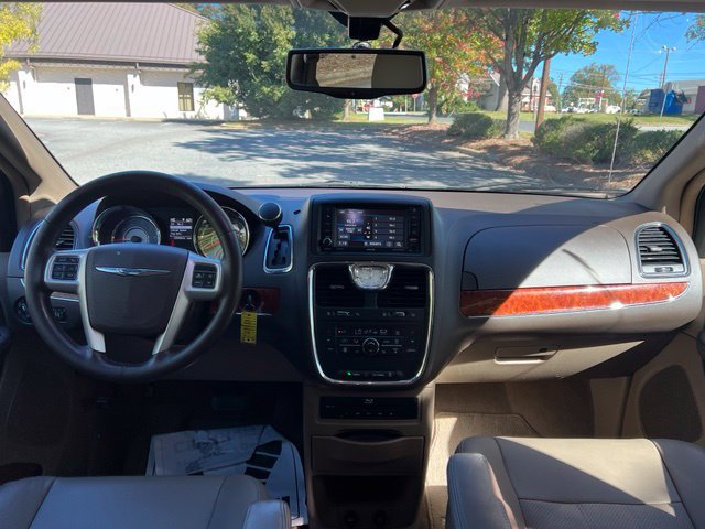 Used 2015 Chrysler Town & Country Touring-L w/ Driver Convenience Group FWD image 25