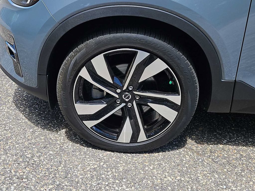 Used 2023 Volvo XC40 B5 Plus w/ Protection Package Premier AWD/4WD image 2
