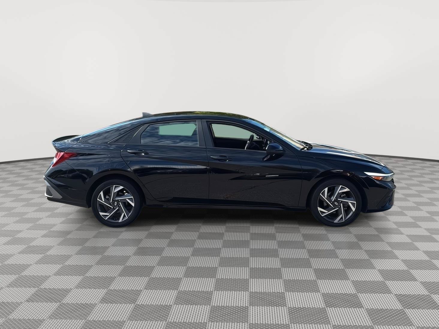 Certified 2025 Hyundai Elantra Sport FWD image 4