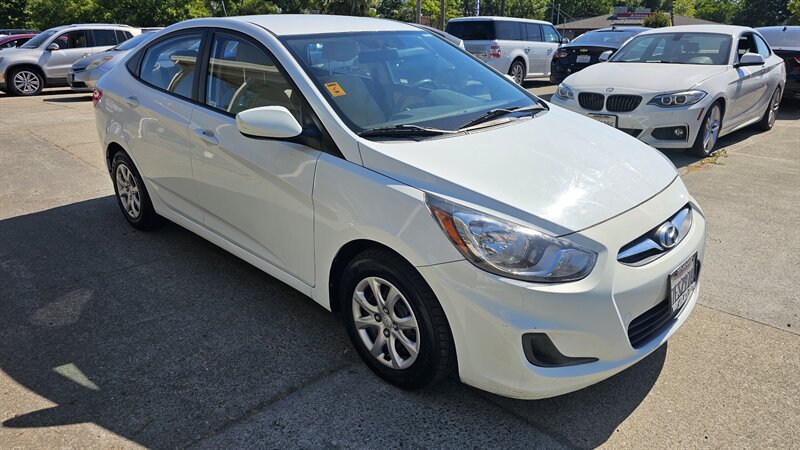 Used 2014 Hyundai Accent GLS FWD image 2