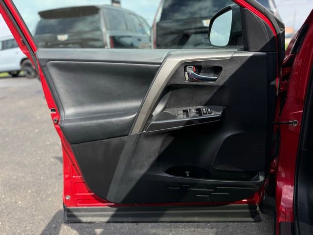 Used 2016 Toyota RAV4 SE image 14
