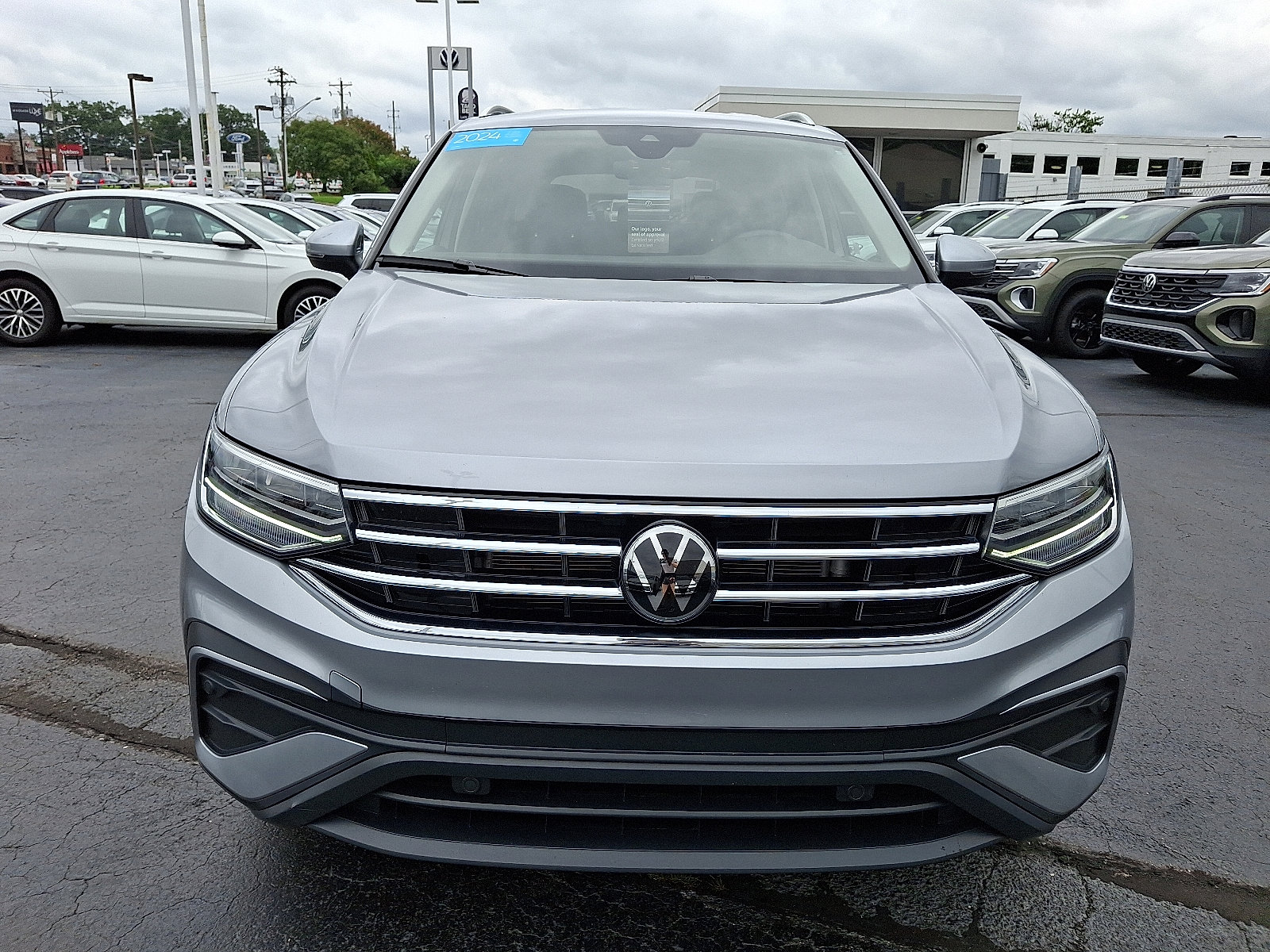Certified 2024 Volkswagen Tiguan SE image 2