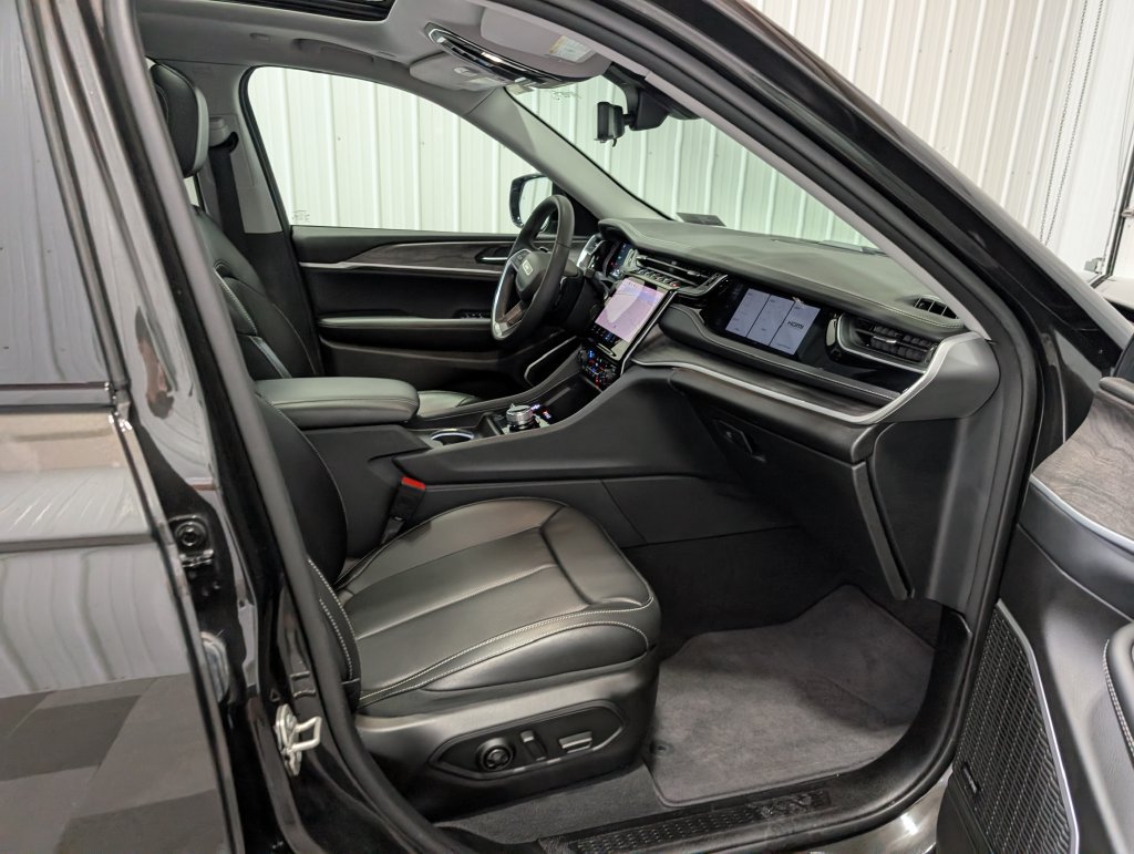 Used 2023 Jeep Grand Cherokee 4WD 4xe w/ Luxury Tech Group II image 30