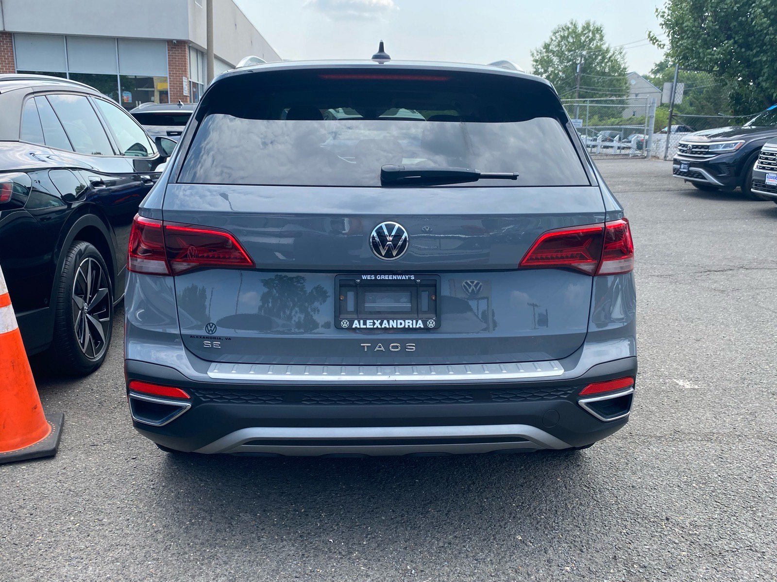 Certified 2023 Volkswagen Taos SE w/ Panoramic Sunroof Package FWD image 4