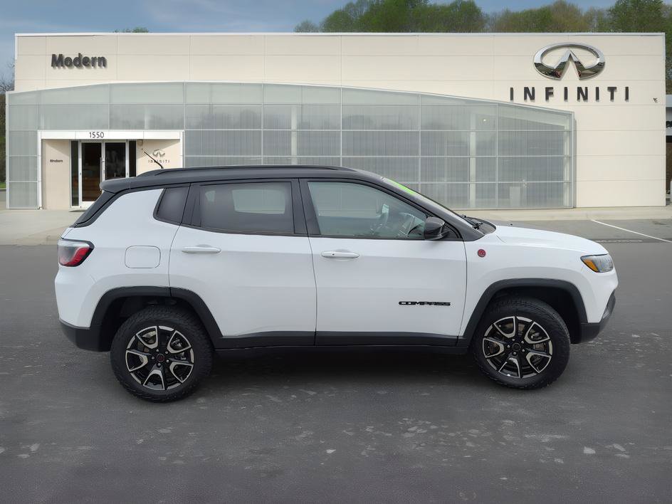 Used 2025 Jeep Compass Trailhawk AWD/4WD image 3