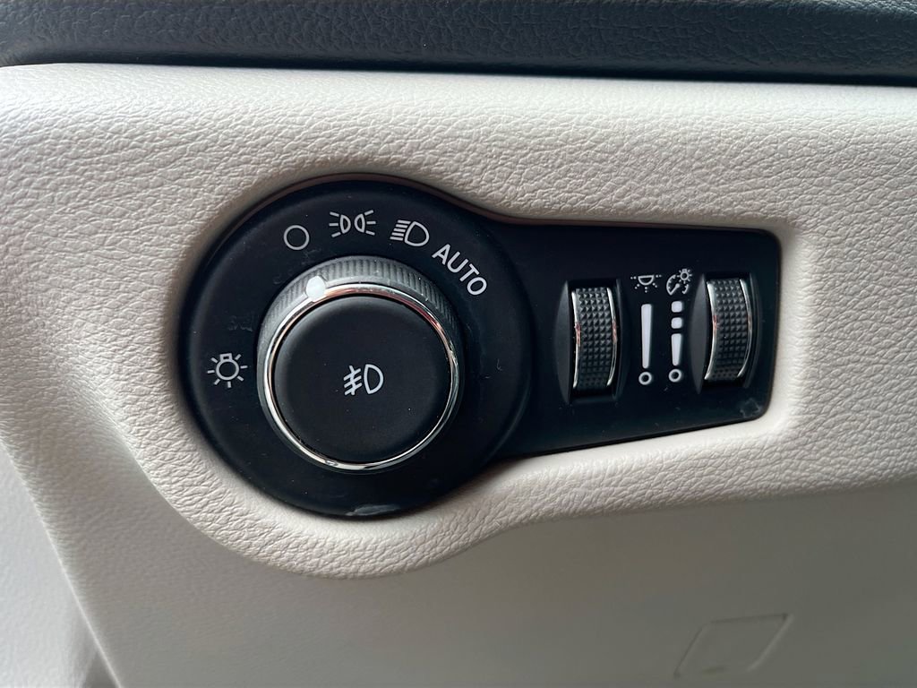 Used 2024 Chrysler Pacifica Select image 10