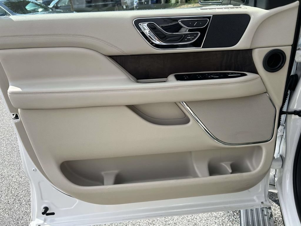 Used 2018 Lincoln Navigator Reserve w/ Technology Package AWD/4WD image 16