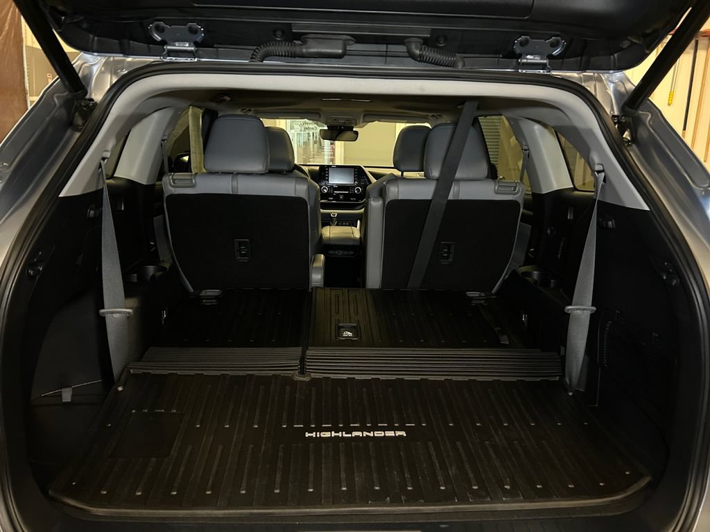 Used 2021 Toyota Highlander XLE AWD/4WD image 21