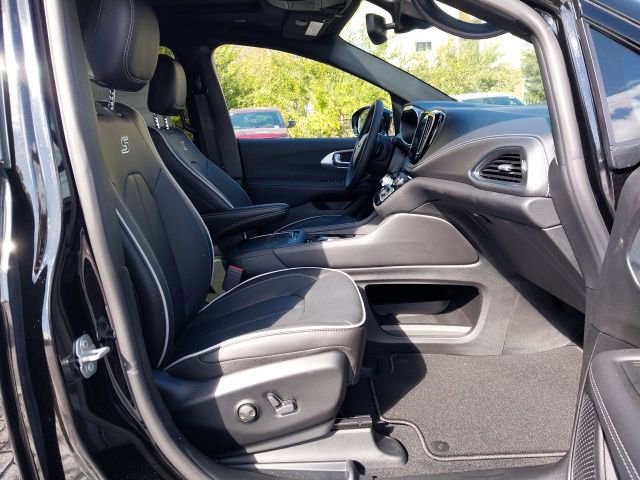New 2026 Chrysler Pacifica Limited w/ S Appearance Package image 3